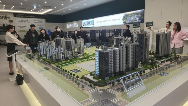 보도자료-‘엘리프 한신더휴 수원’ 28일 견본주택 리뉴얼 오픈.선착순 분양 돌입.jpg